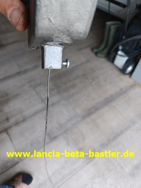 06_Drahtzug_am_Haubenoeffner_einfügen_Small 06_Drahtzug_am_Haubenoeffner_einfügen_Small