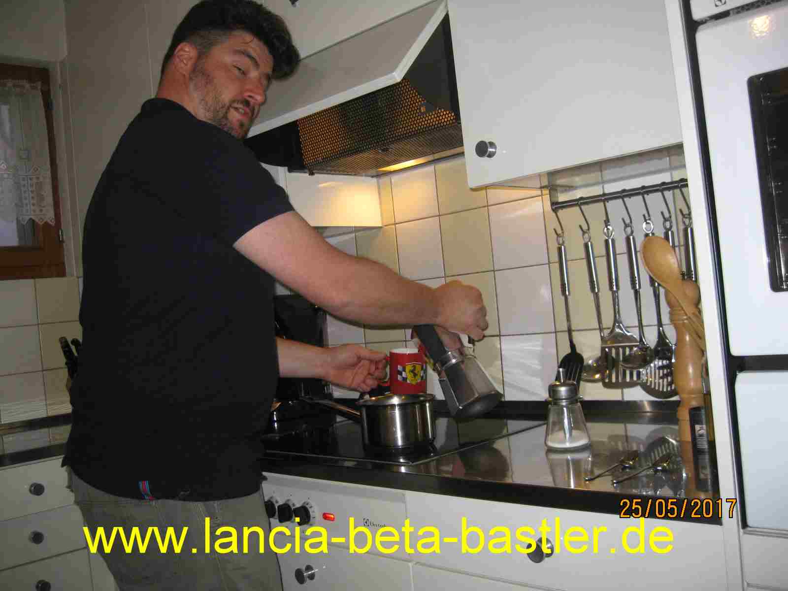 Davide macht einen Espresso Davide macht einen Espresso