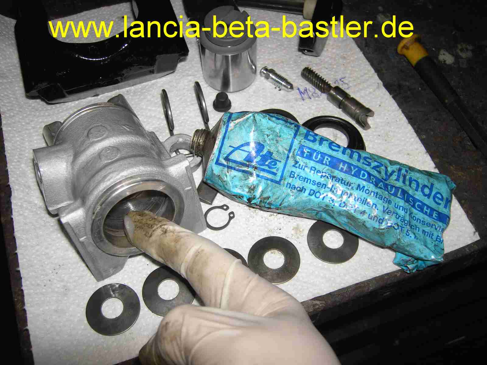 Dichtung einsetzen Lancia Beta Dichtung einsetzen Lancia Beta