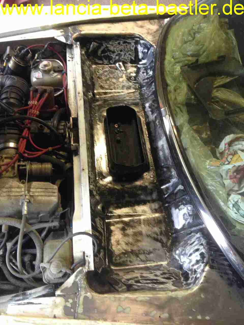 Fiat 124 Spider Motorraum entrostung Fiat 124 Spider Motorraum entrostung