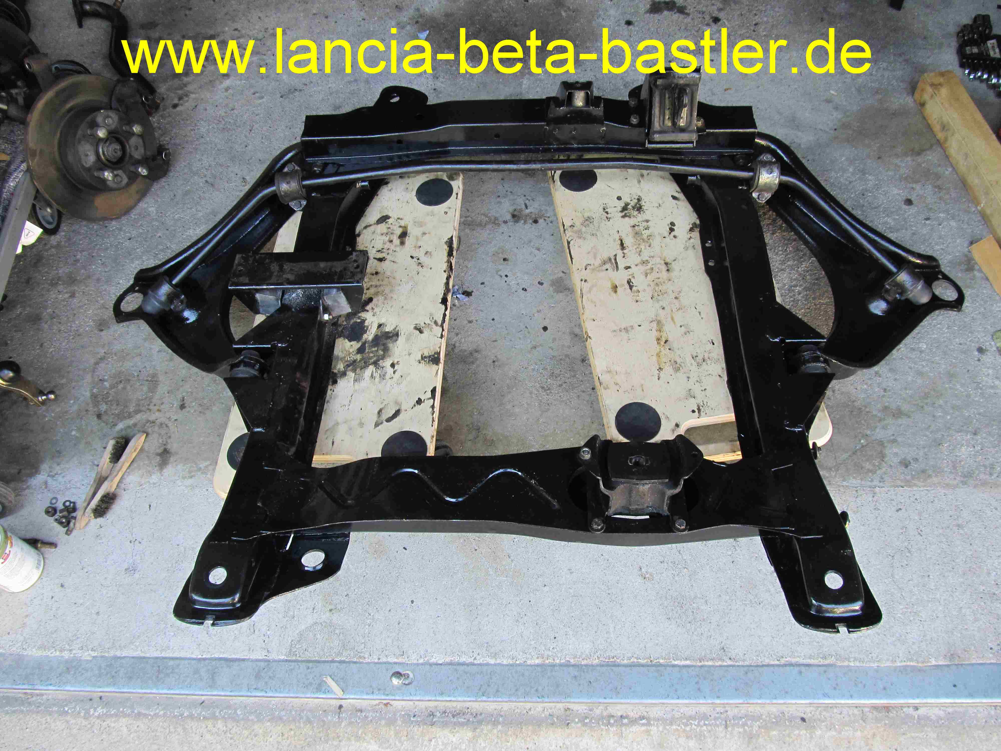 Lancia Beta Hilfsrahmen lackiert Lancia Beta Hilfsrahmen lackiert