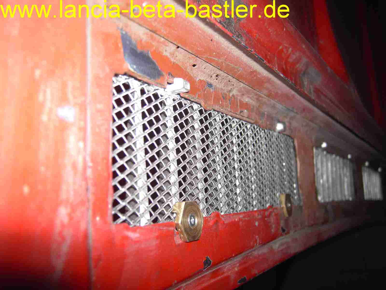 Lüftungsgitter montiert an alter Haube Lüftungsgitter montiert an alter Haube