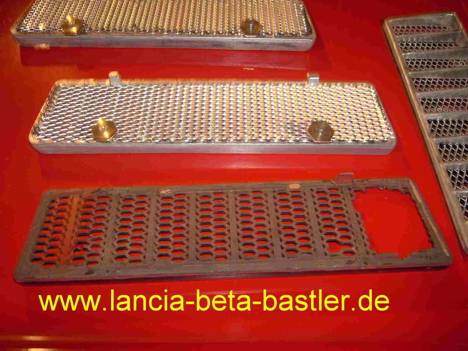 Lüftungsgitter silber Unterseite Lüftungsgitter silber Unterseite