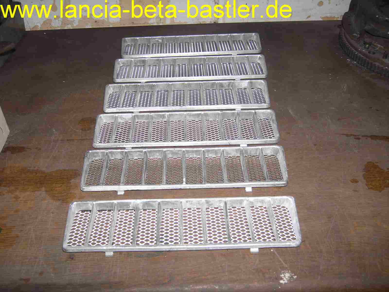 Lüftungsgitter silber auf Werkbank Lüftungsgitter silber auf Werkbank