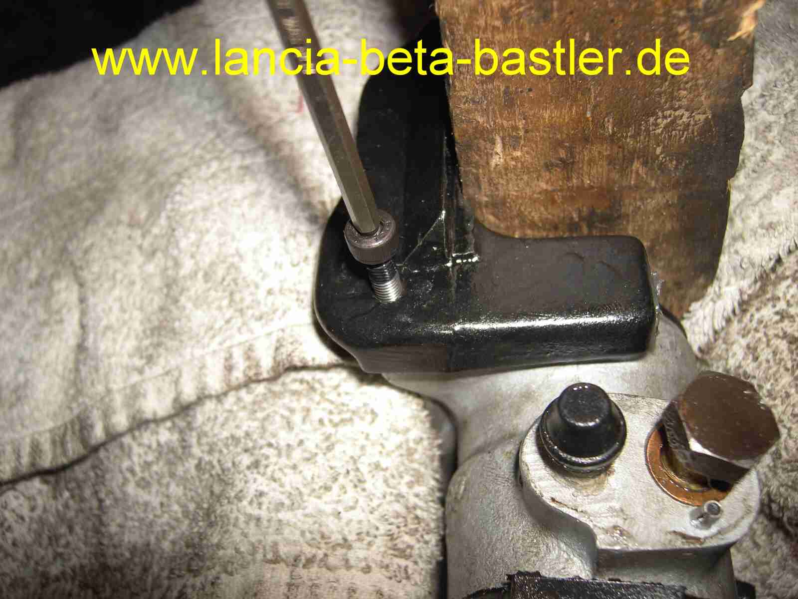 Sicherungsschraube montieren Bremszange Lancia Beta Sicherungsschraube montieren Bremszange Lancia Beta