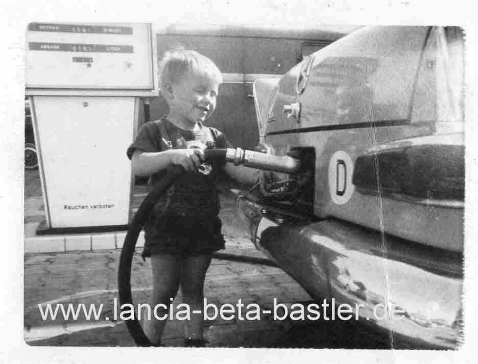 Thomas Kreutzer beim Tanken Thomas Kreutzer beim Tanken