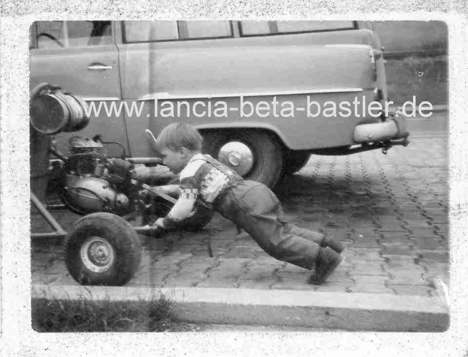 Thomas Kreutzer schiebt Gokart Thomas Kreutzer schiebt Gokart
