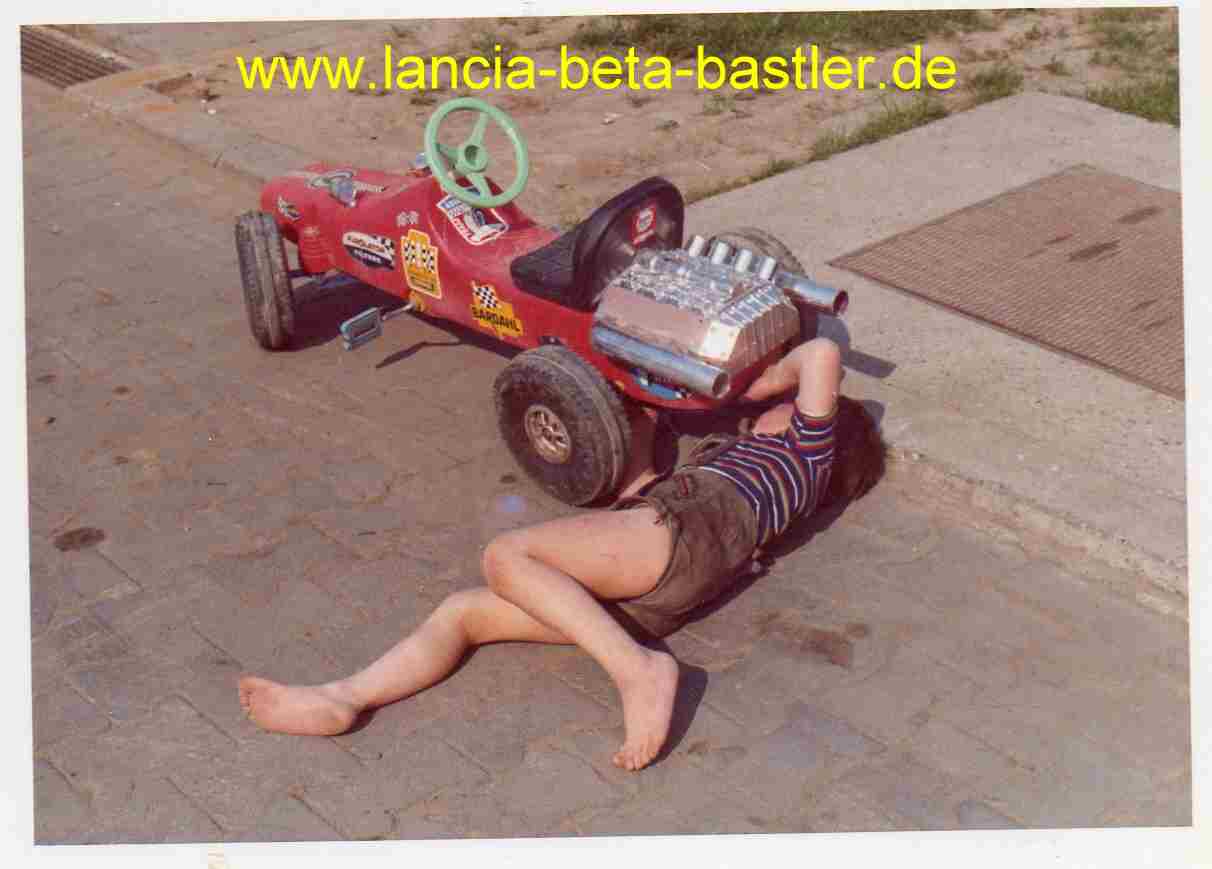 Thomas schraubt am Kettcar Thomas schraubt am Kettcar