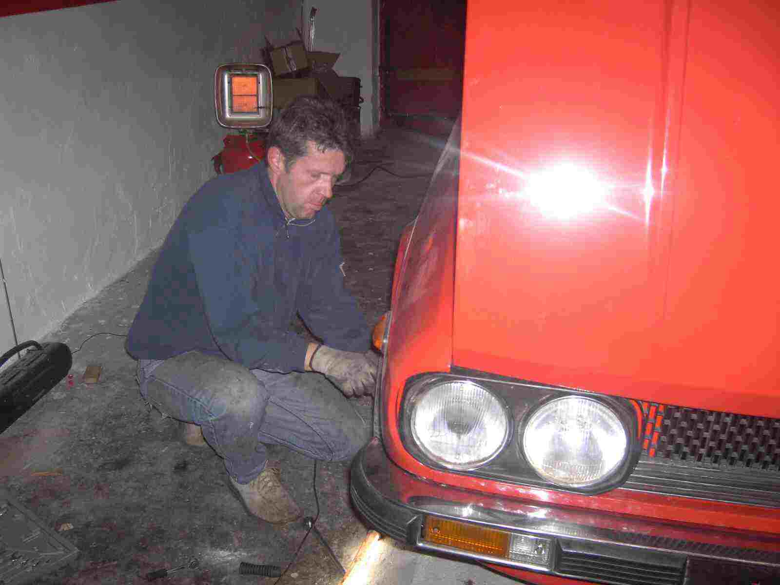 Torsten baut das Fahrwerk ein Torsten baut das Fahrwerk ein