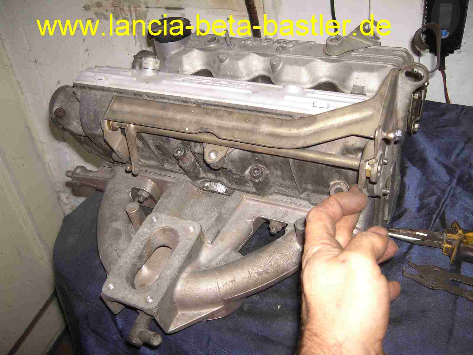 Vergasergestnge Lancia Beta defekt10