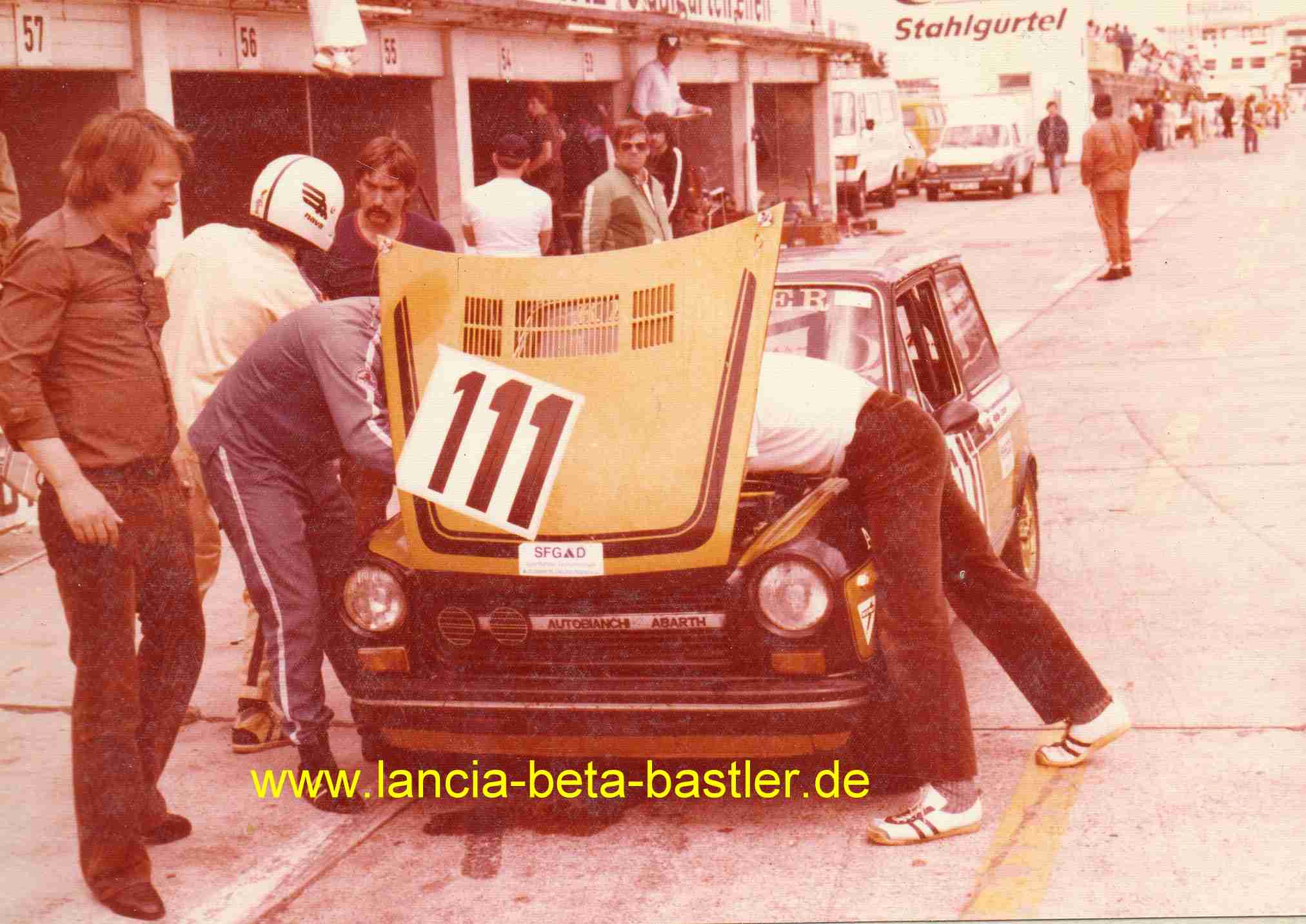 Hannes repariert den Rennwagen A112